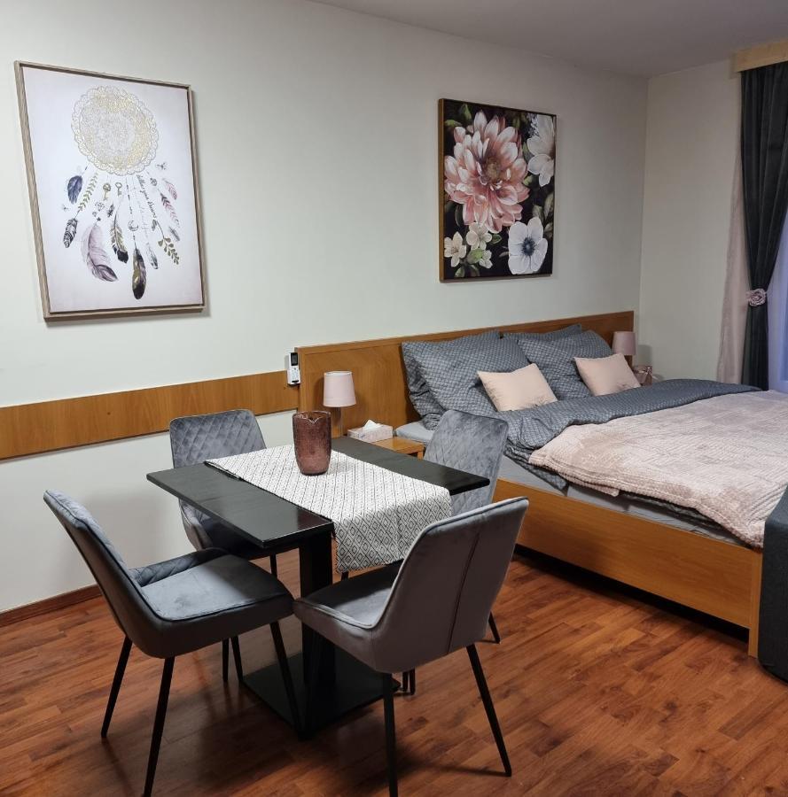 Relax Wellness Studio Hajduszoboszlo Apartment Exterior photo