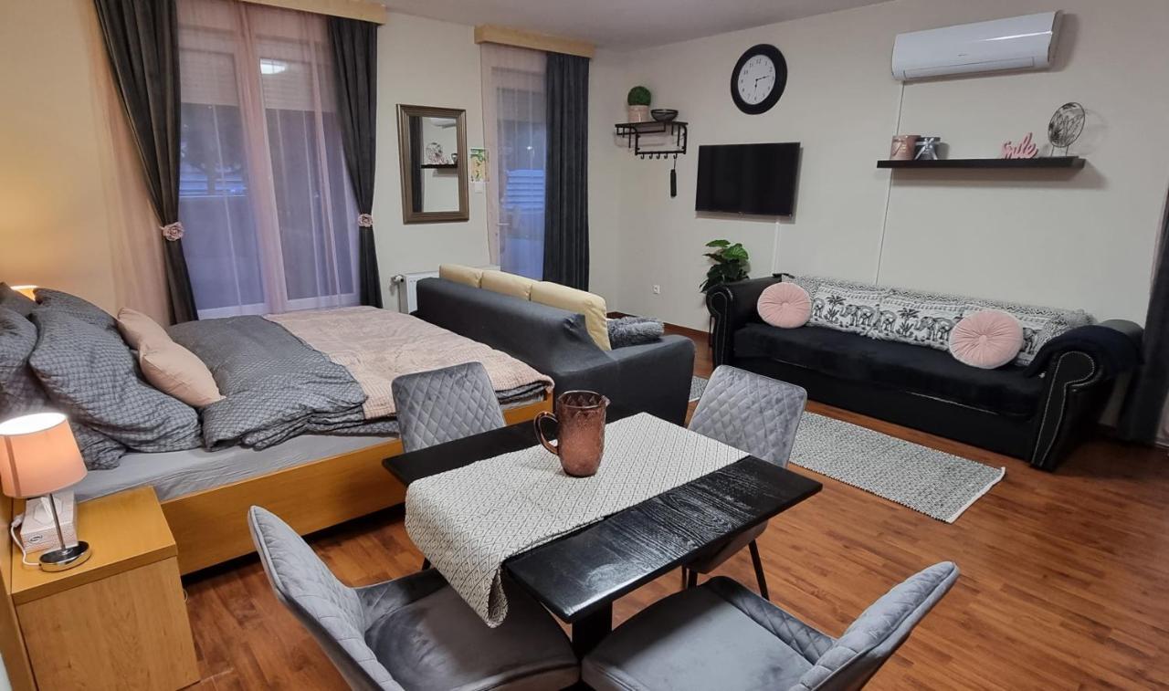 Relax Wellness Studio Hajduszoboszlo Apartment Exterior photo